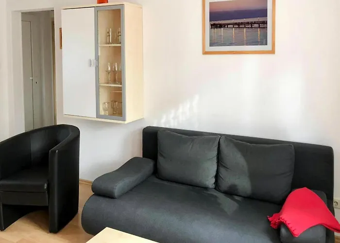 Semi-detached House, לובמין